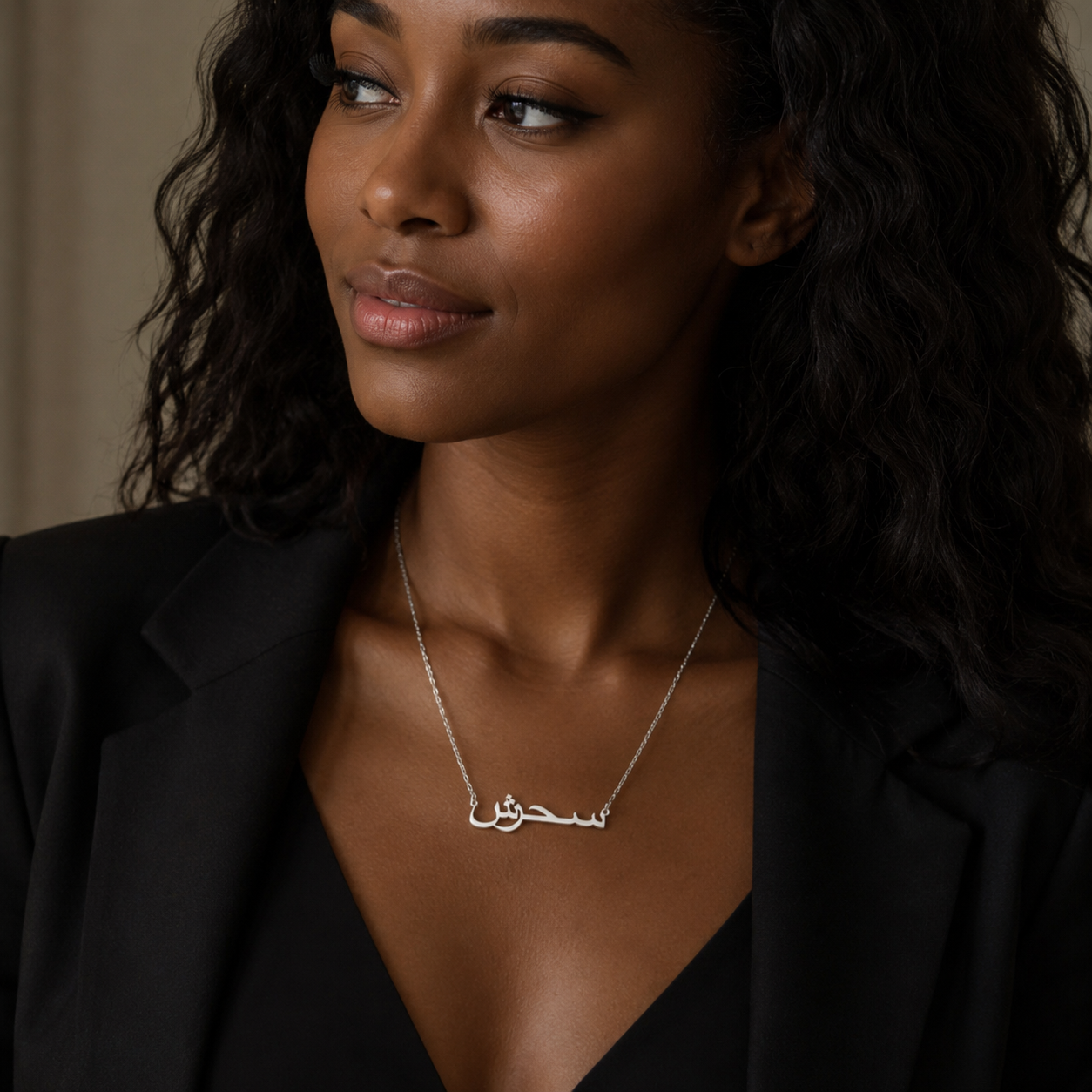 Femme portant collier personnalisé en arabe argent